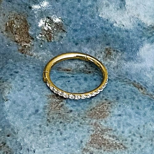 Clicker de titanio y baño de oro con zirconias para piercing nostril