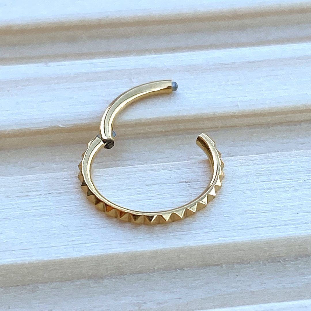 Aro clicker de titanio y baño de oro 24 Kt. con textura pirámide - Imagen 2