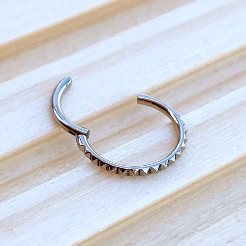 Alternative view of Aro clicker de titanio con textura pirámide