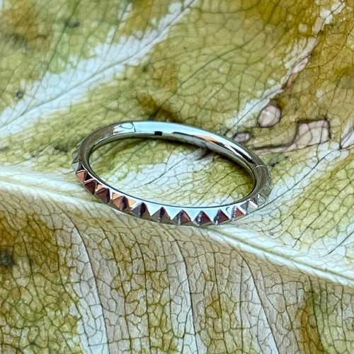 Aro clicker de titanio con textura pirámide