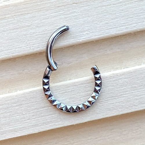 Alternative view of Aro clicker de titanio con textura pirámide frontal