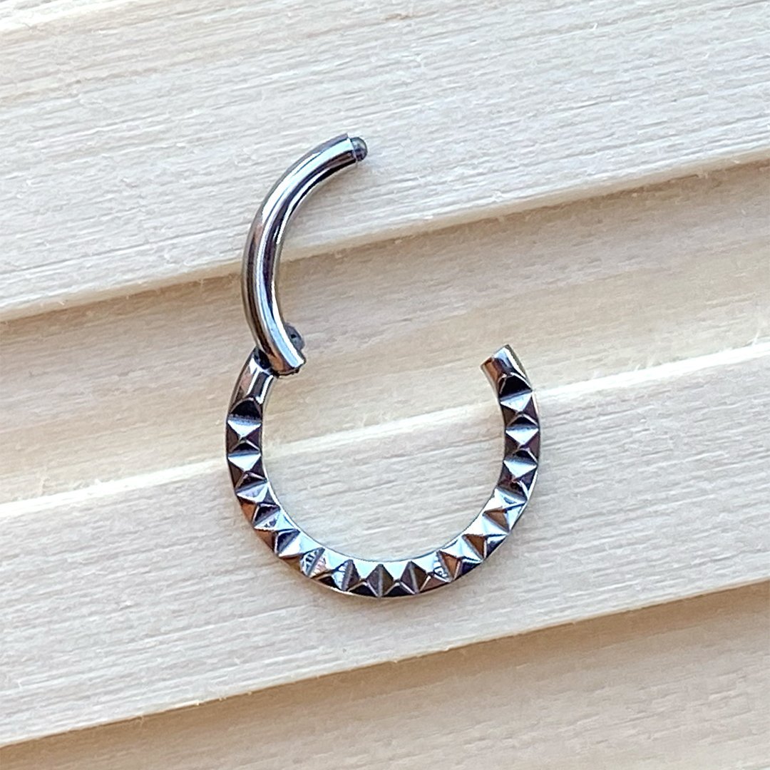 Aro clicker de titanio con textura pirámide frontal - Imagen 2