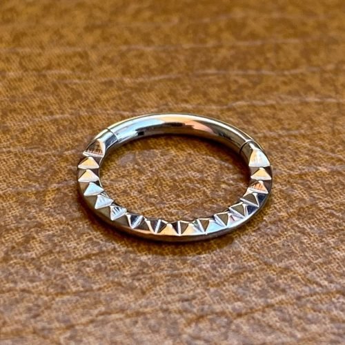 Aro clicker de titanio con textura pirámide frontal