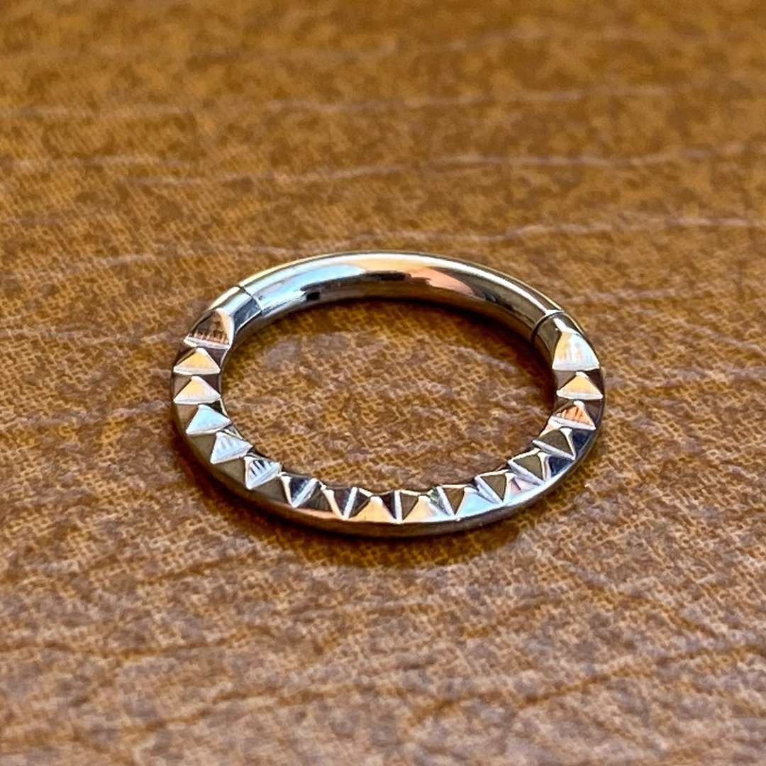 Aro clicker de titanio con textura pirámide frontal