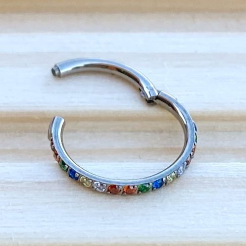 Alternative view of Aro clicker de titanio con zirconias de colores