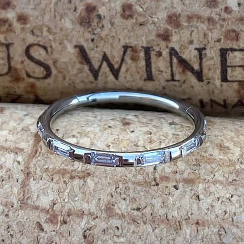 Aro clicker de titanio con zirconias talla baguette