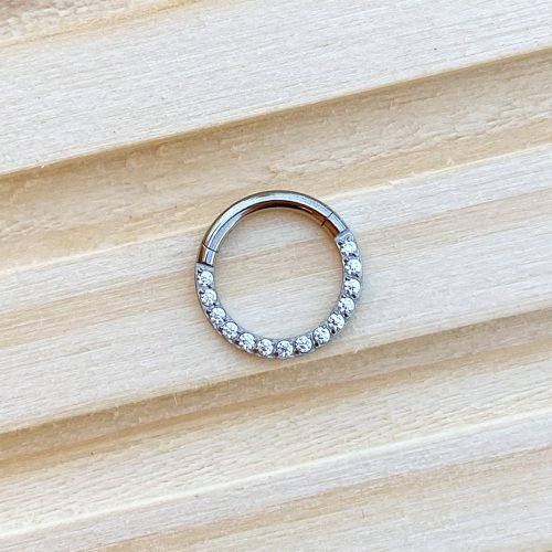 Clicker de titanio con zirconias frontales