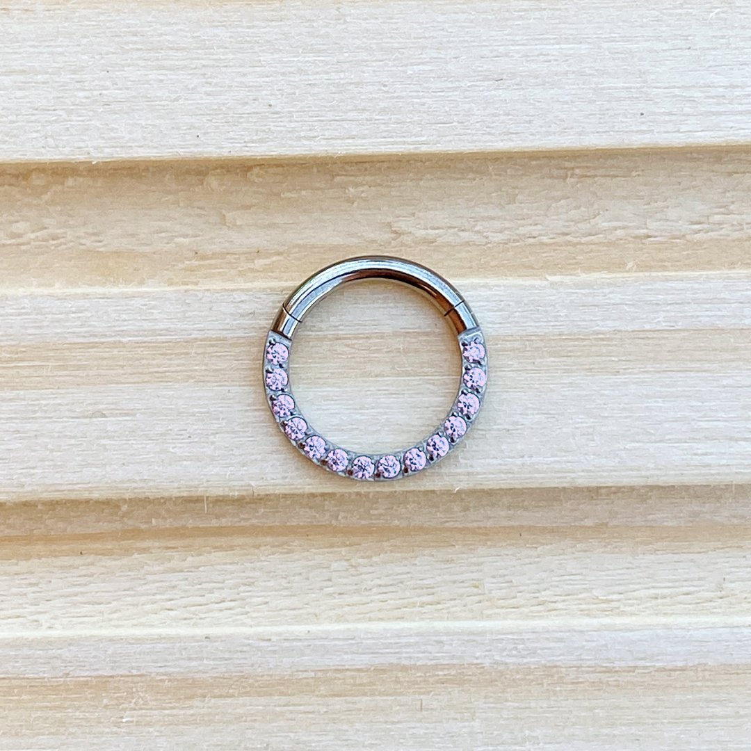 Clicker de titanio con zirconias frontales color rosa