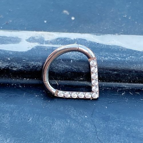 Clicker de titanio en forma de V y con zirconias