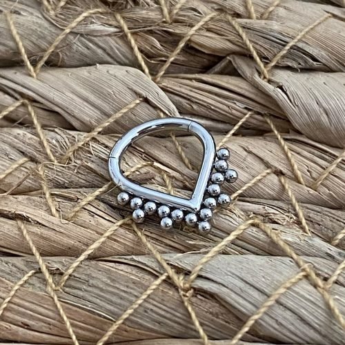 Clicker de titanio estilo tribal forma de V