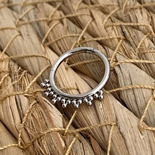 Aro clicker de titanio estilo tribal con filigrana