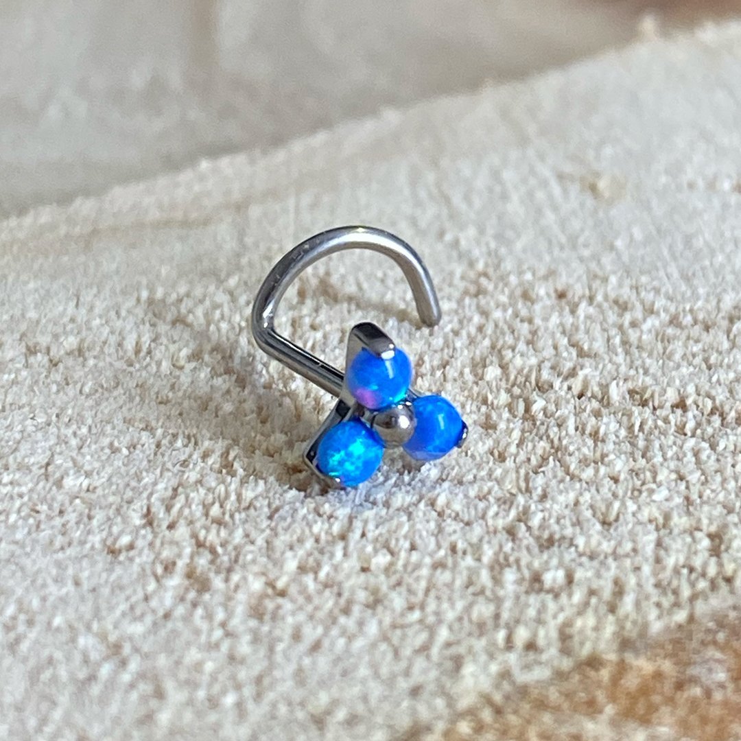 Nostril de titanio con 1 trinity y 3 ópalos azules
