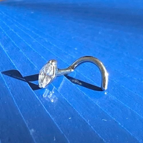 Nostril de titanio con 1 zirconia corte marquesa