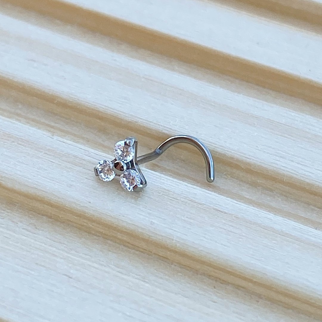 Nostril de titanio con 1 trinity y 3 zirconias premium