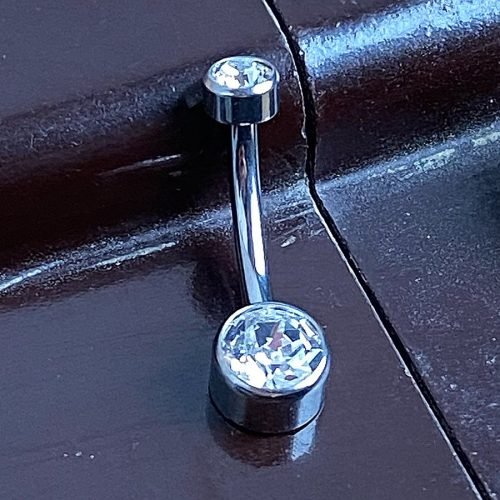 Piercing de ombligo. De titanio y con 2 zirconias blancas corte bisel