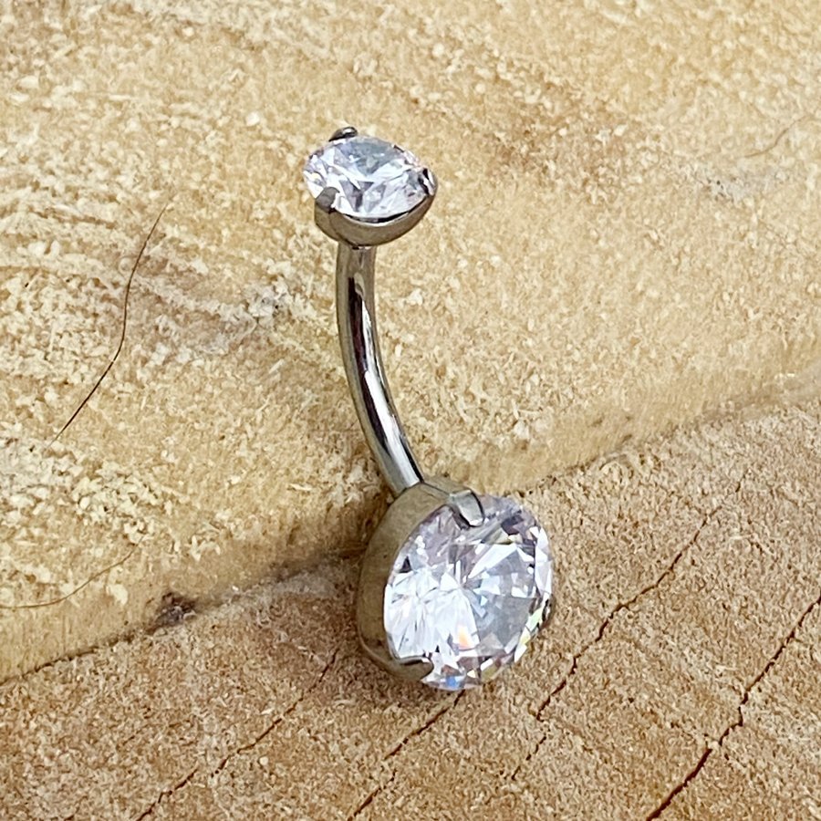 Piercing de titanio. De ombligo con 2 zirconias engarzadas