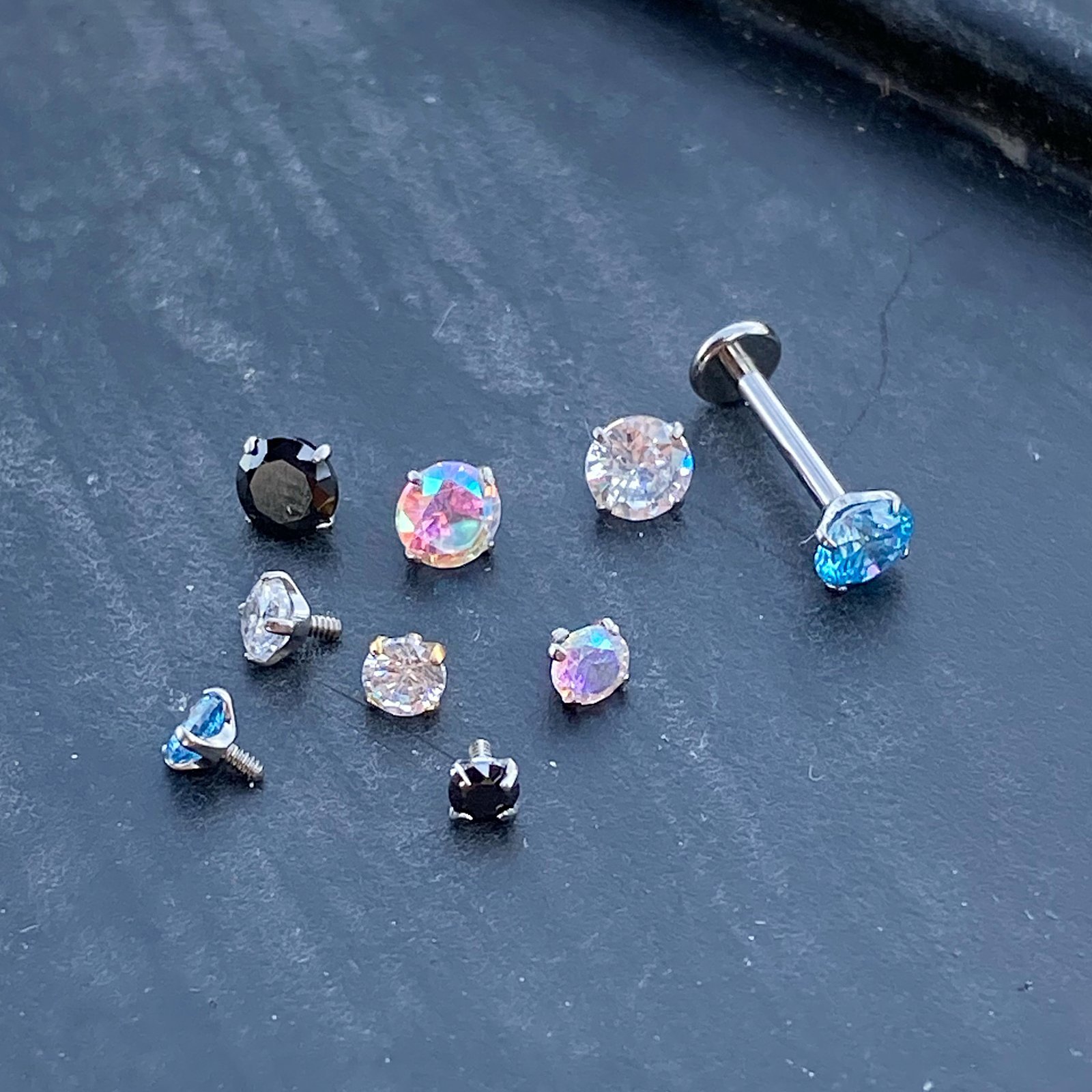 Top de titanio con una zirconia engarzada