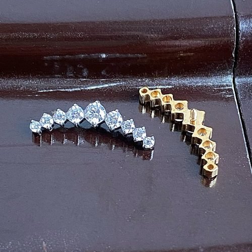 Top de titanio con forma de media luna y 9 zirconias