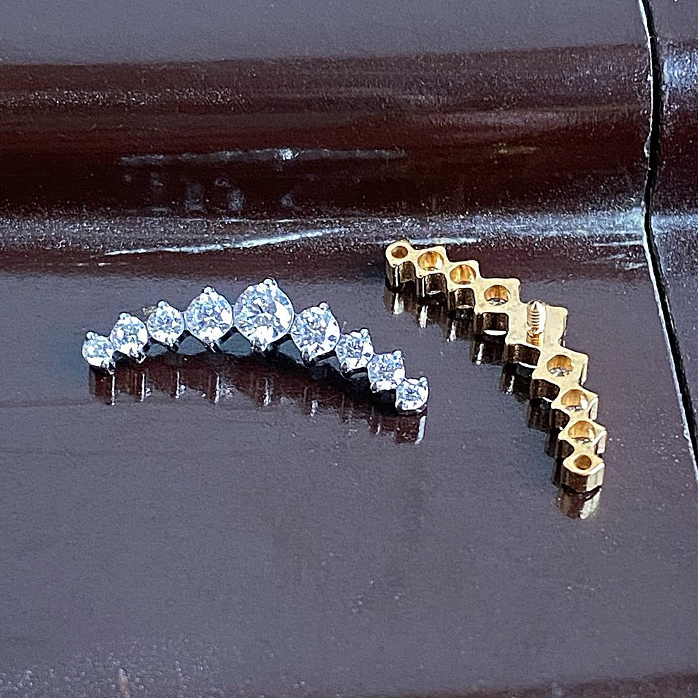 Top de titanio con forma de media luna y 9 zirconias