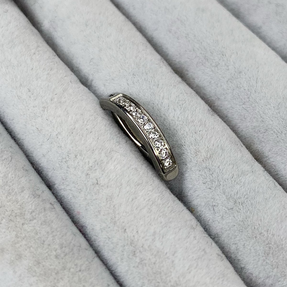 Clicker de ombligo con zirconias blancas