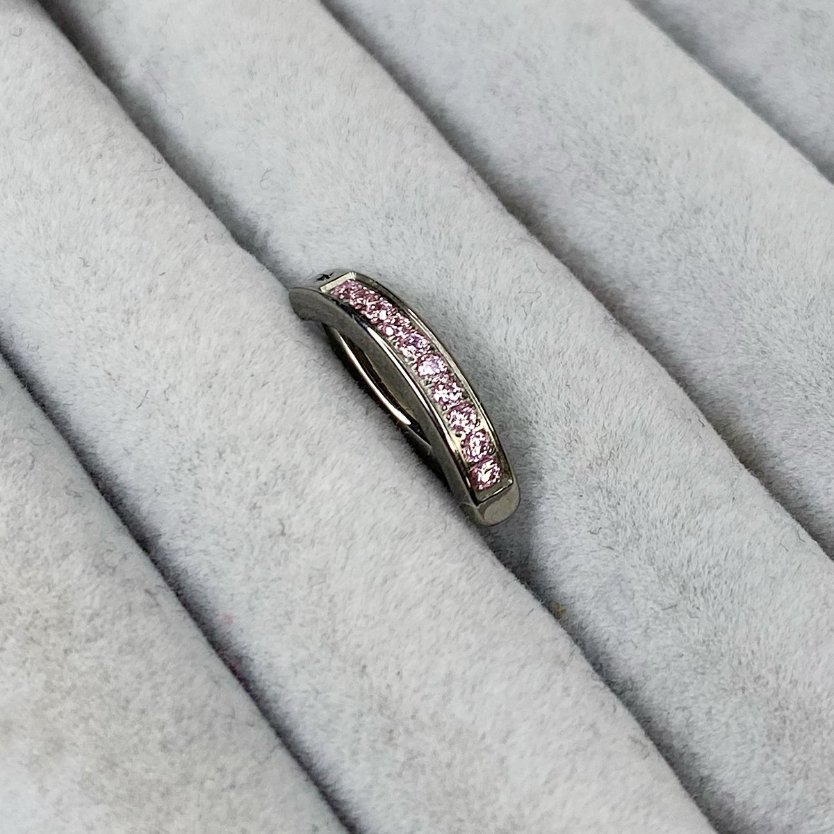 Clicker de ombligo con zirconias rosas