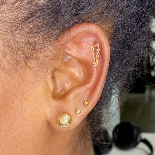 Piercing hélix de titanio con baño de oro y cadena