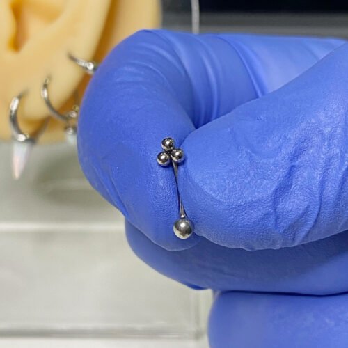 Piercing rook, ashley, ceja con un trinity de titanio