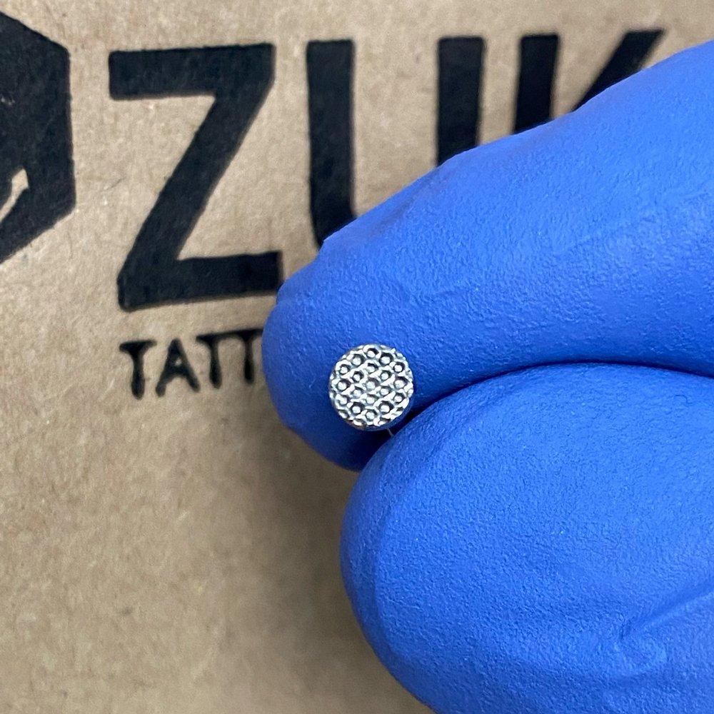 Top de titanio con un disco martillado