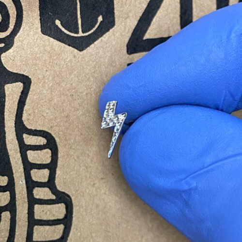 Top de titanio con un rayo martillado