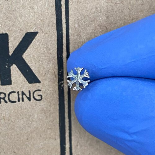 Top de titanio con un copo de nieve