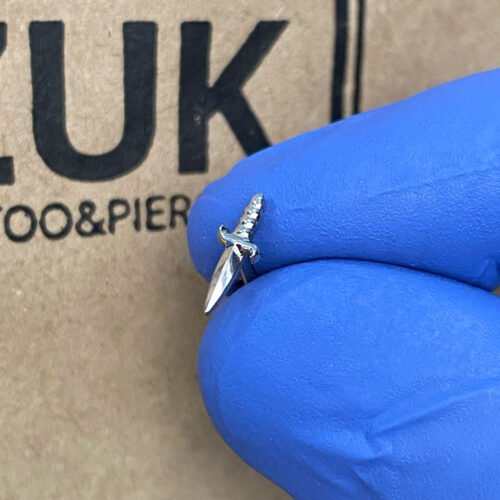 Top de titanio con una daga