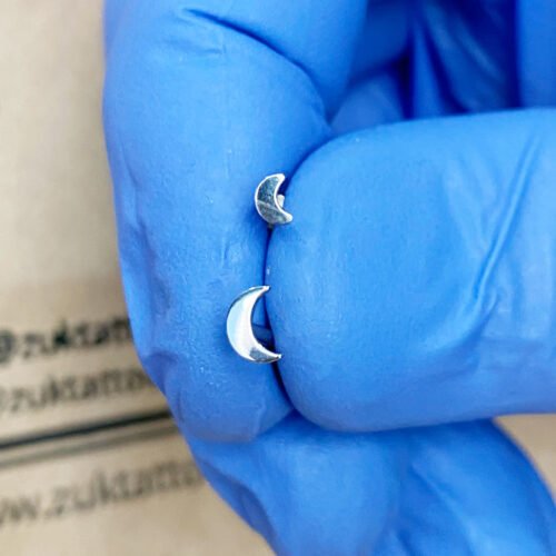 Top de titanio con forma de media luna