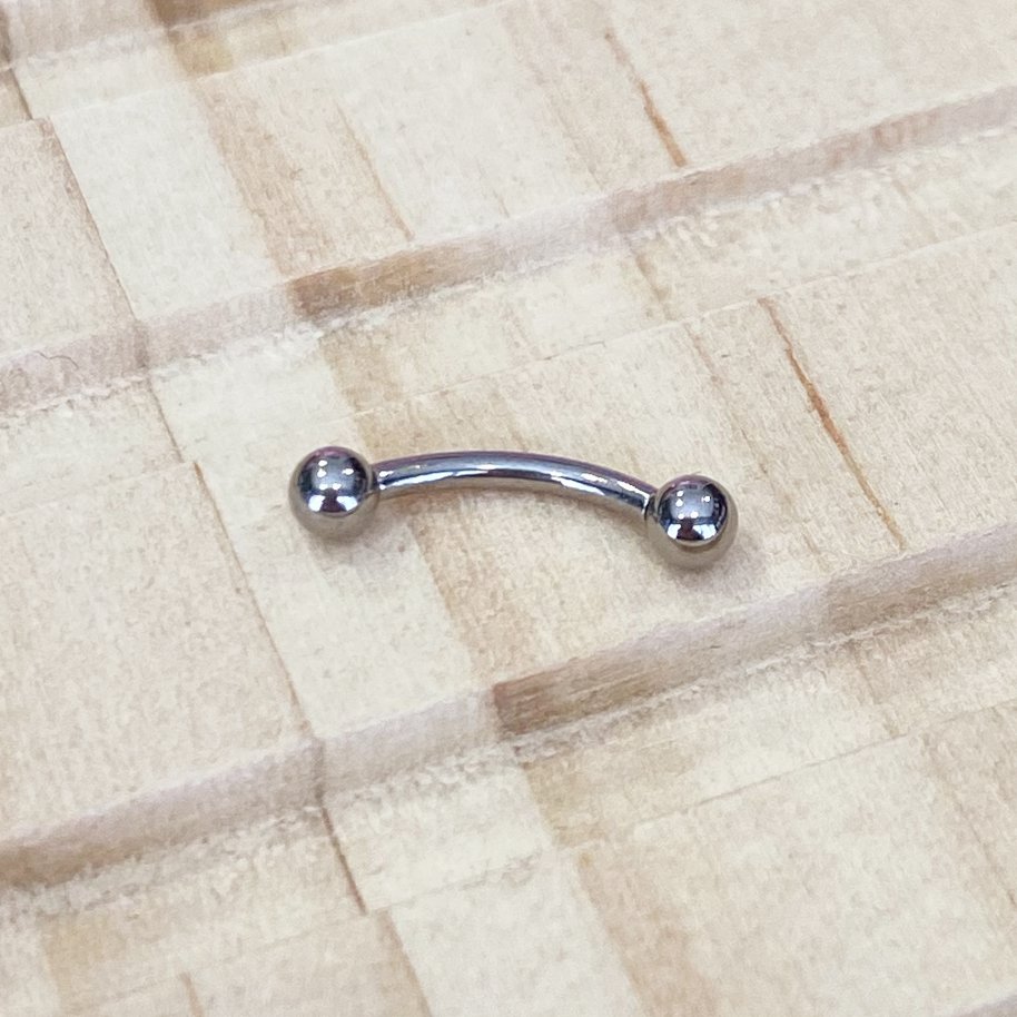 Piercing banana de titanio con rosca interna de 0,9