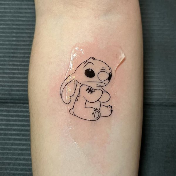 Tatuaje de línea fina en Lleida. ZUK Tattoo Piercing