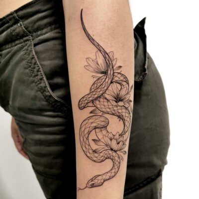 Tatuaje blackwork ZUK Tattoo Oriol Medina