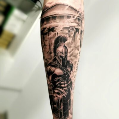 Tatuaje negro y gris Oriol ZUK Tattoo Lleida