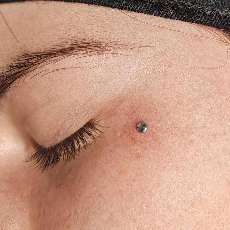 Microdermal piercing ZUK Lleida